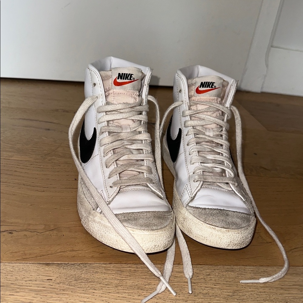 Nike High-Top Sneakers Blazers in White and Black with Red Logo